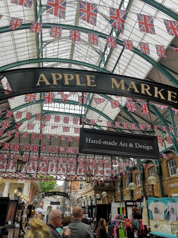 Un mercado lleno de banderas en Londres.